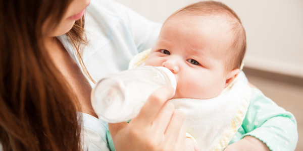 Dopajanie noworodka - kiedy i jakie płyny podawać?